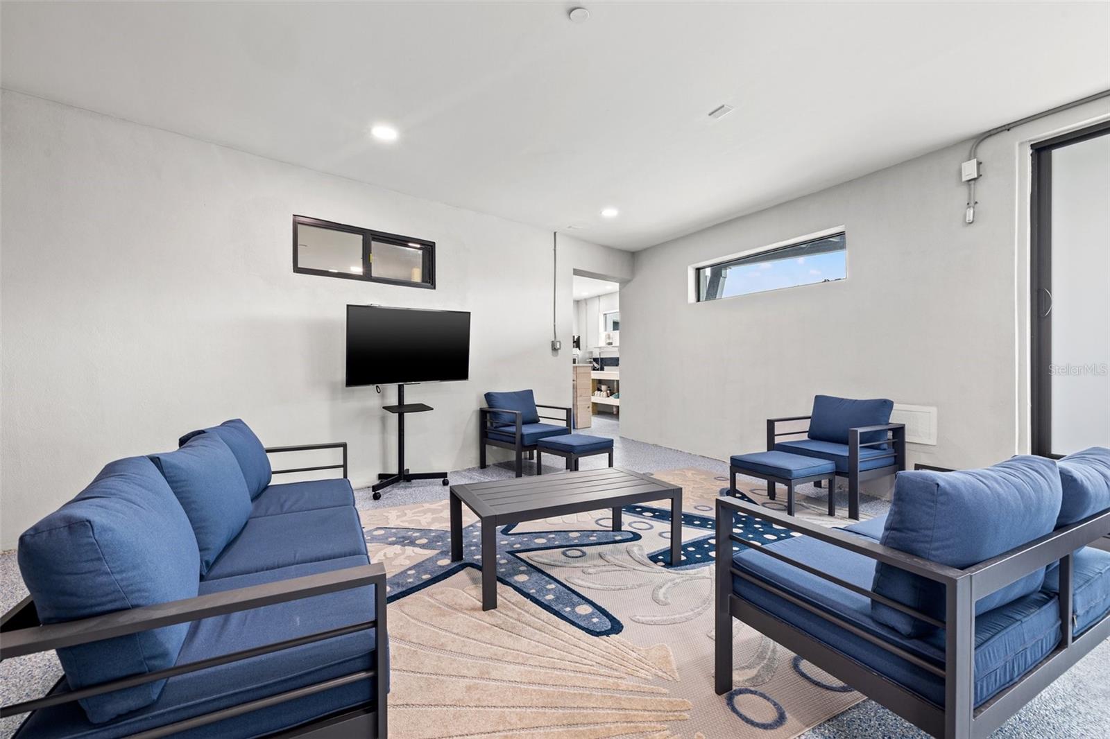 Listing photo id 77 for 12400 Capri Circle N