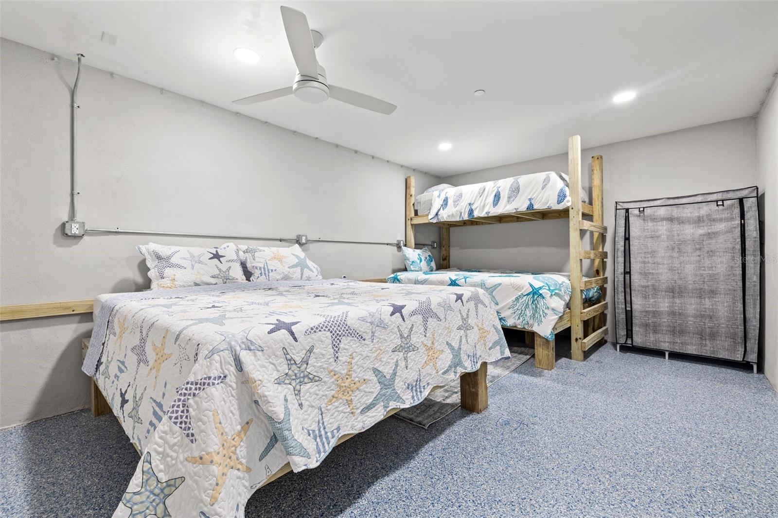 Listing photo id 79 for 12400 Capri Circle N