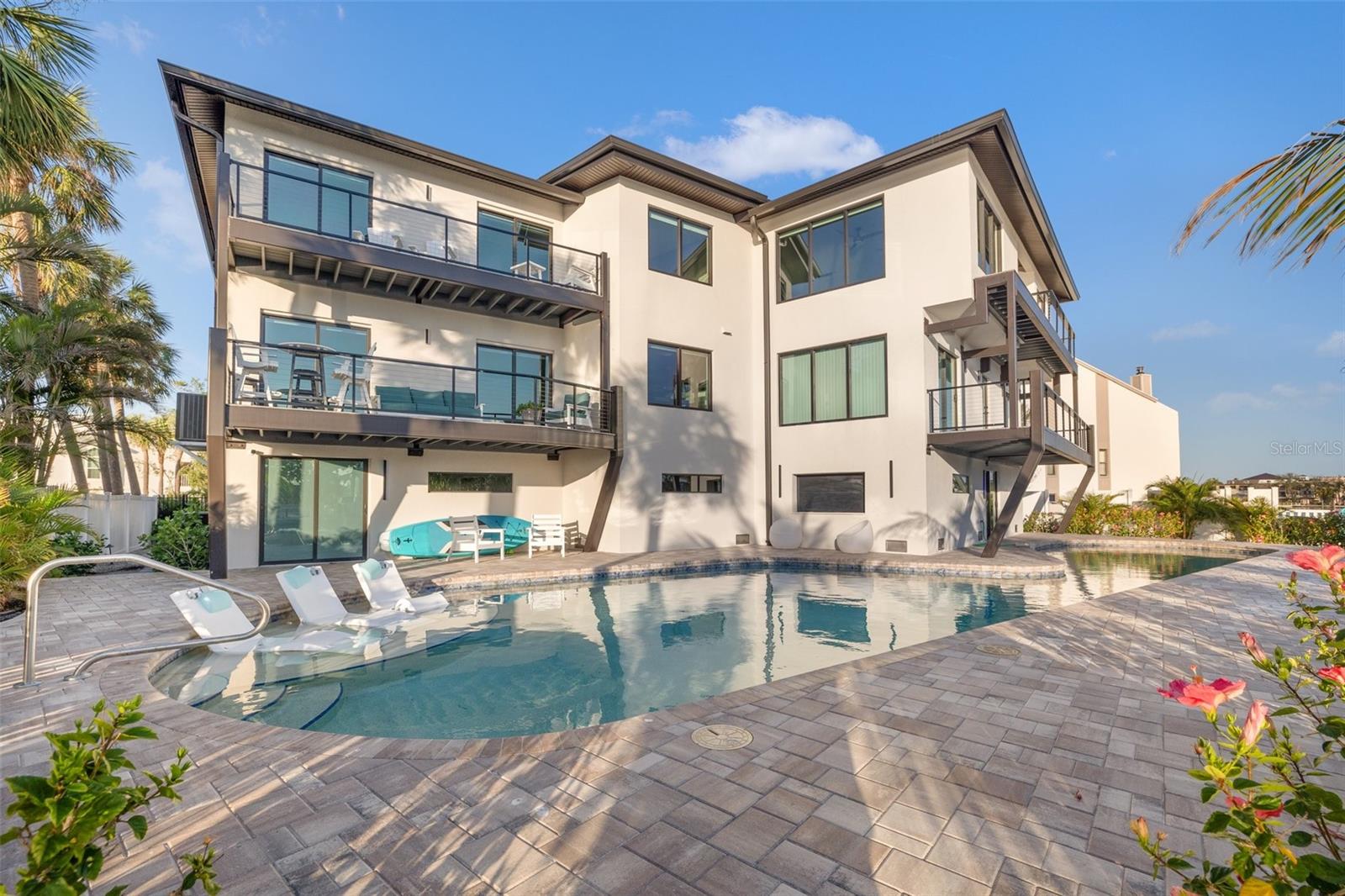 Listing photo id 82 for 12400 Capri Circle N