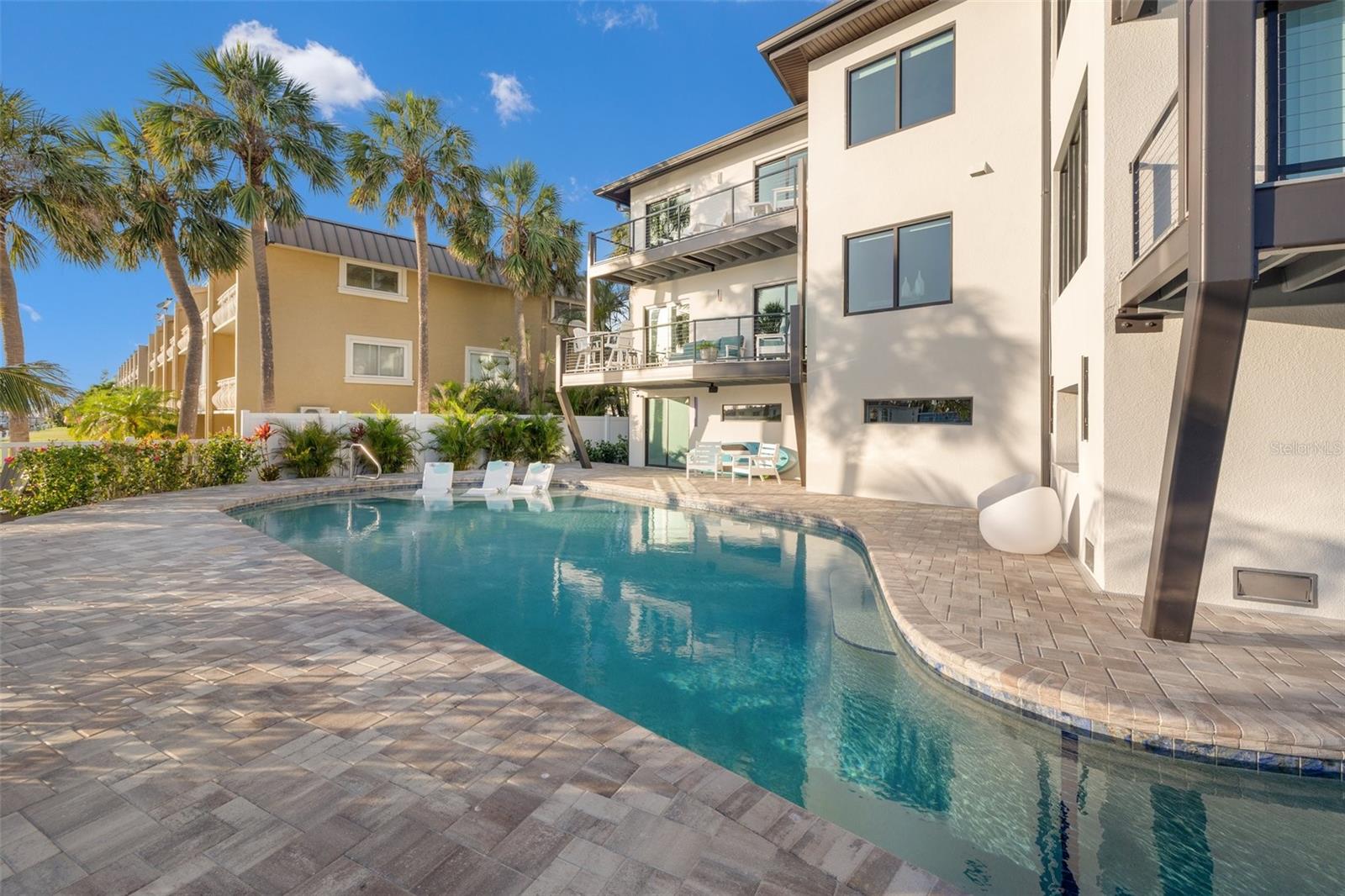 Listing photo id 83 for 12400 Capri Circle N