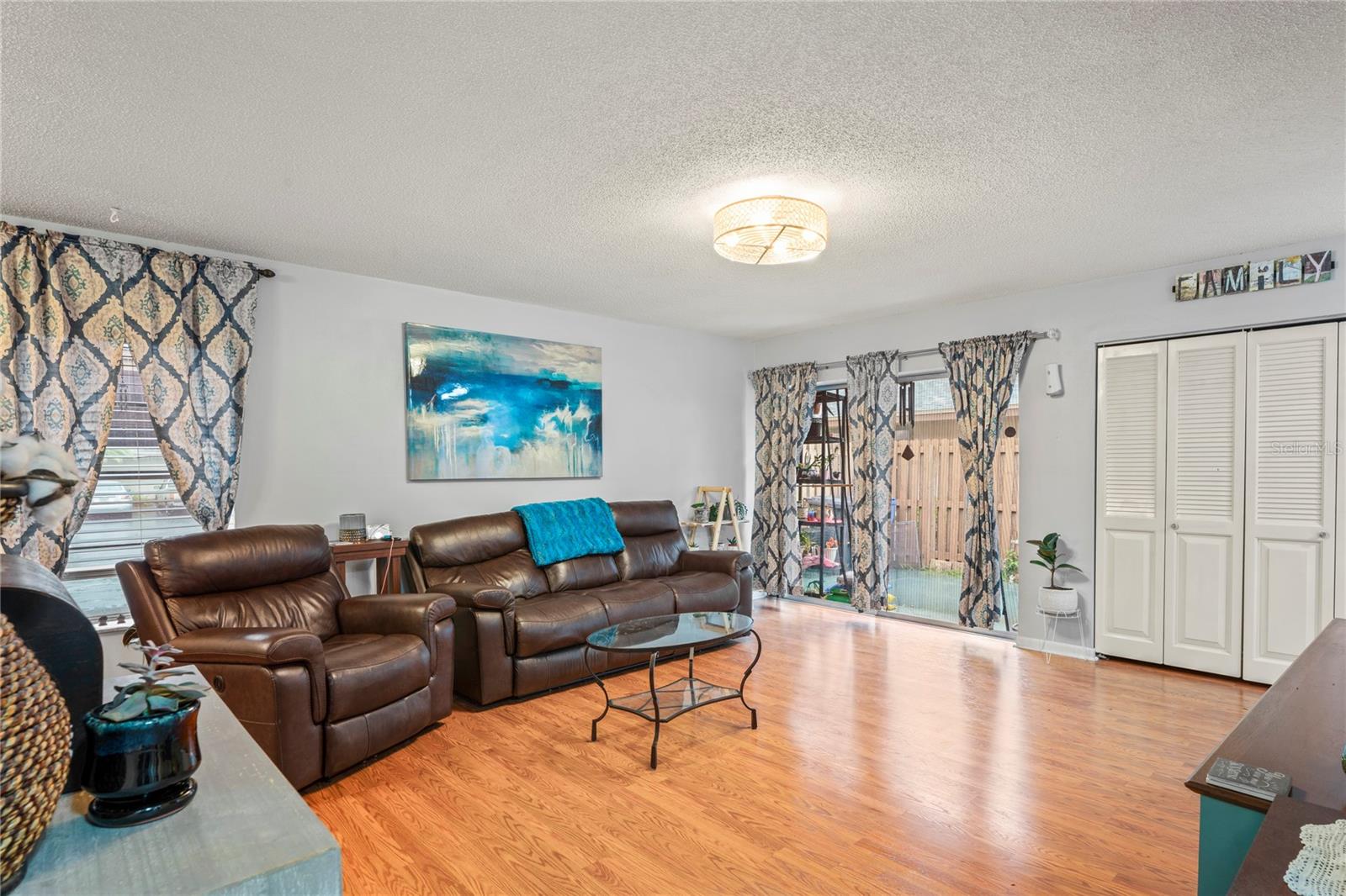 Listing photo id 2 for 802 Antler Court
