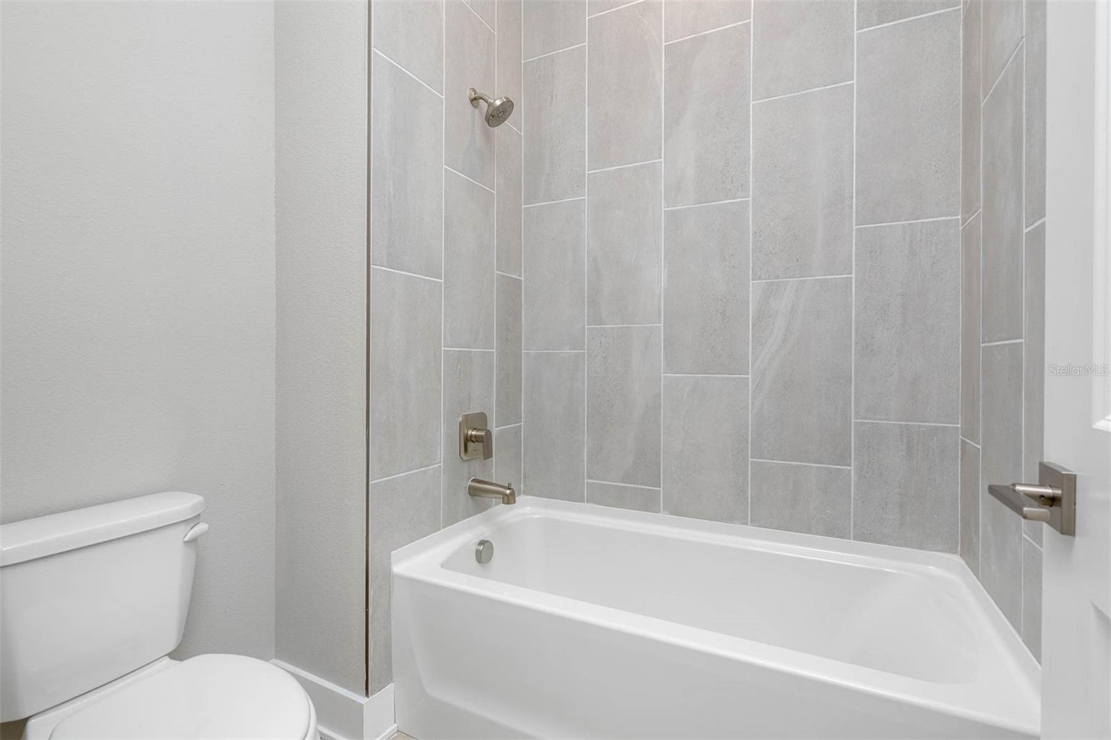 Listing photo id 8 for 17404 Nokota Avenue