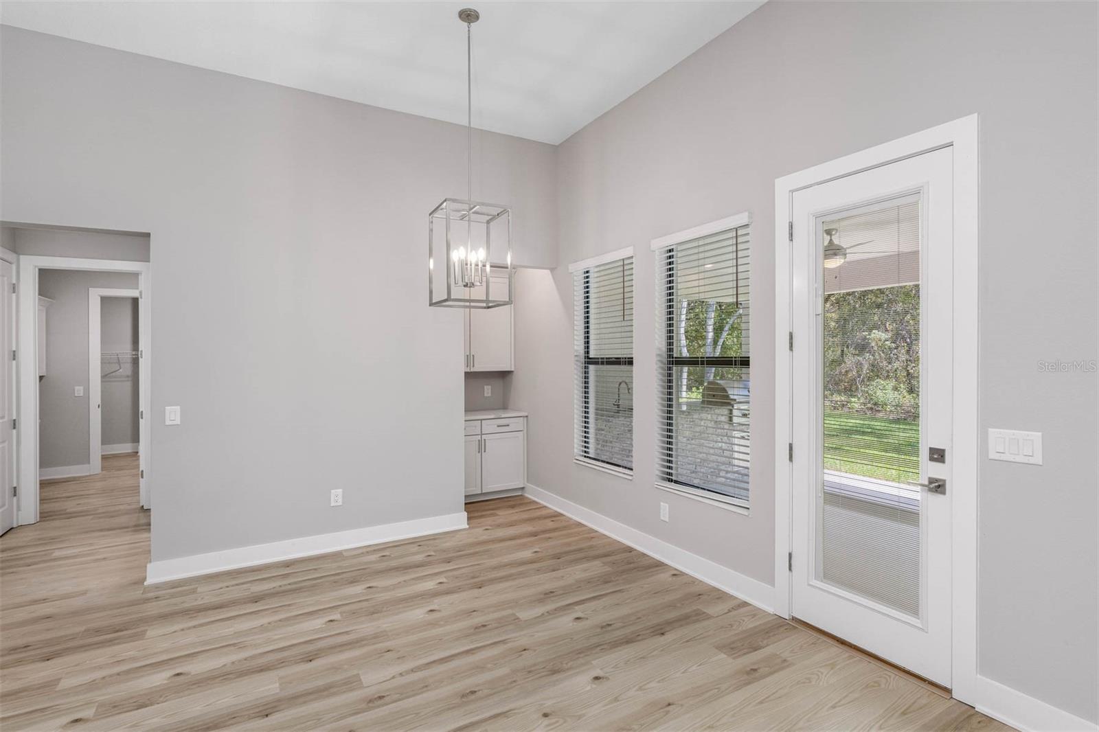 Listing photo id 2 for 17404 Nokota Avenue