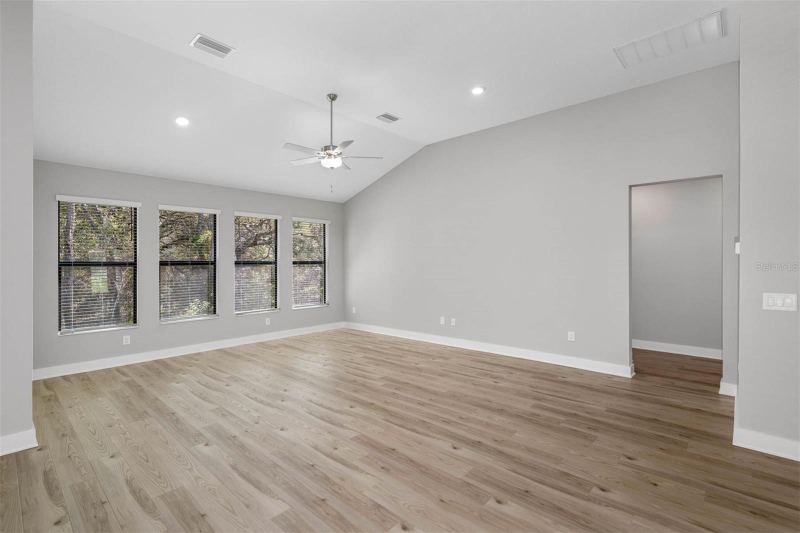 Listing photo id 4 for 17404 Nokota Avenue