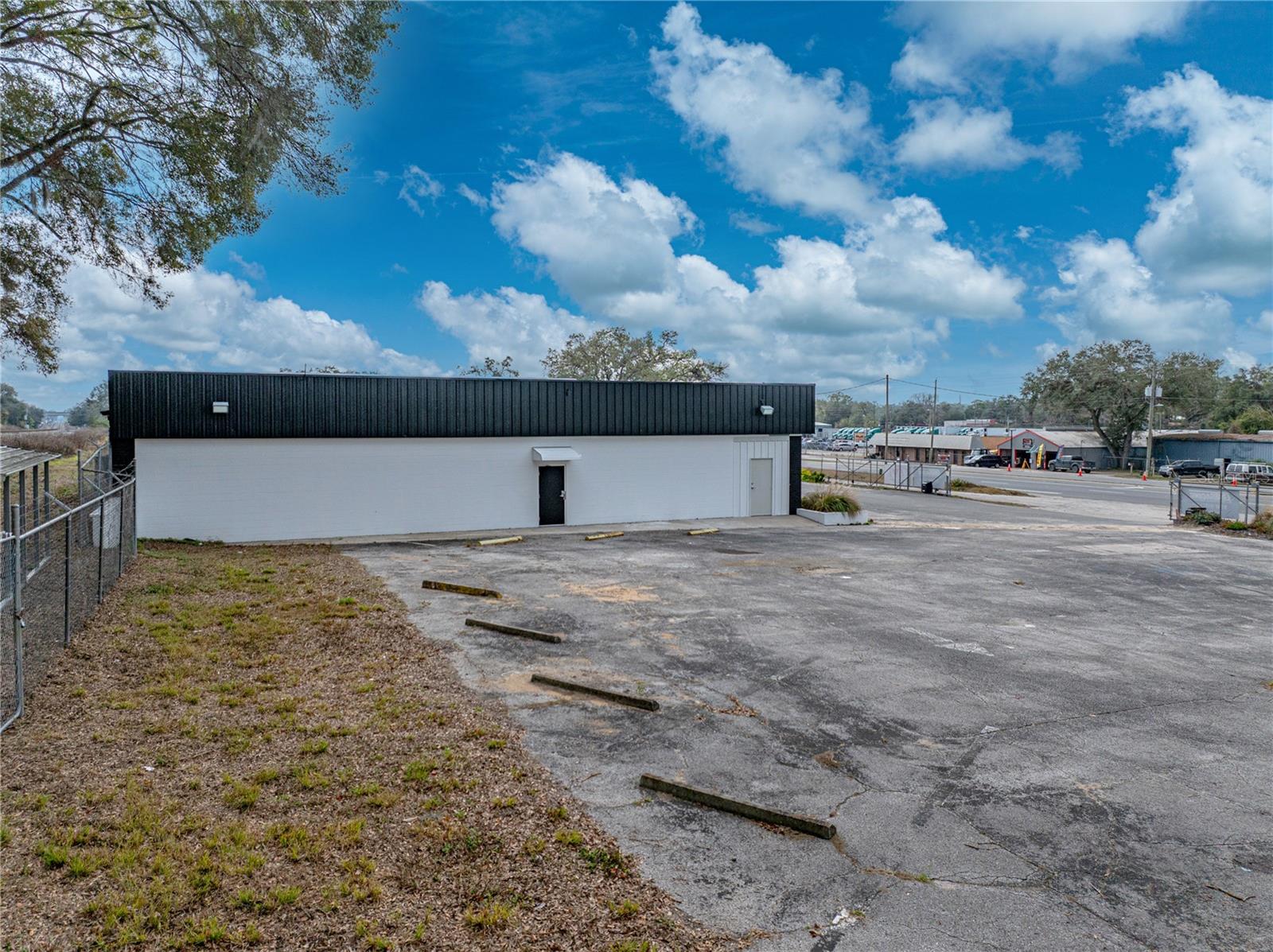 Listing photo id 3 for 15552 Us Highway 301