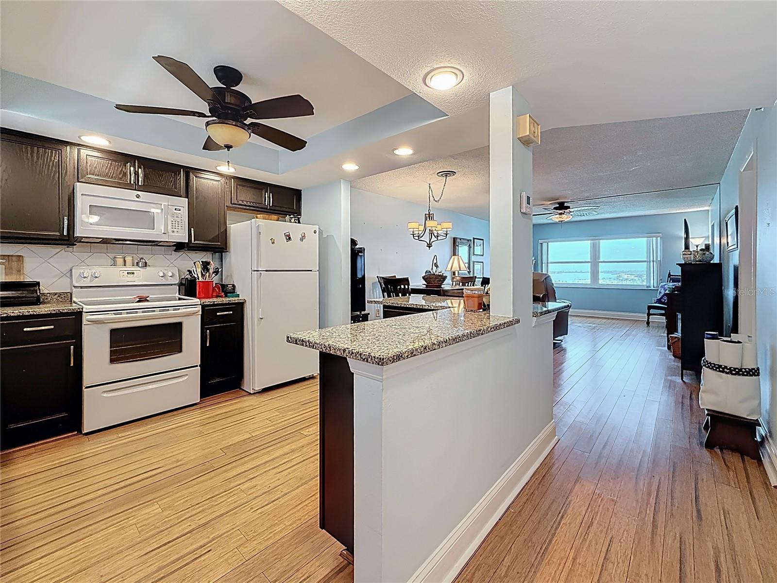 Image 13 of 61 For 4725 Cove Circle  908