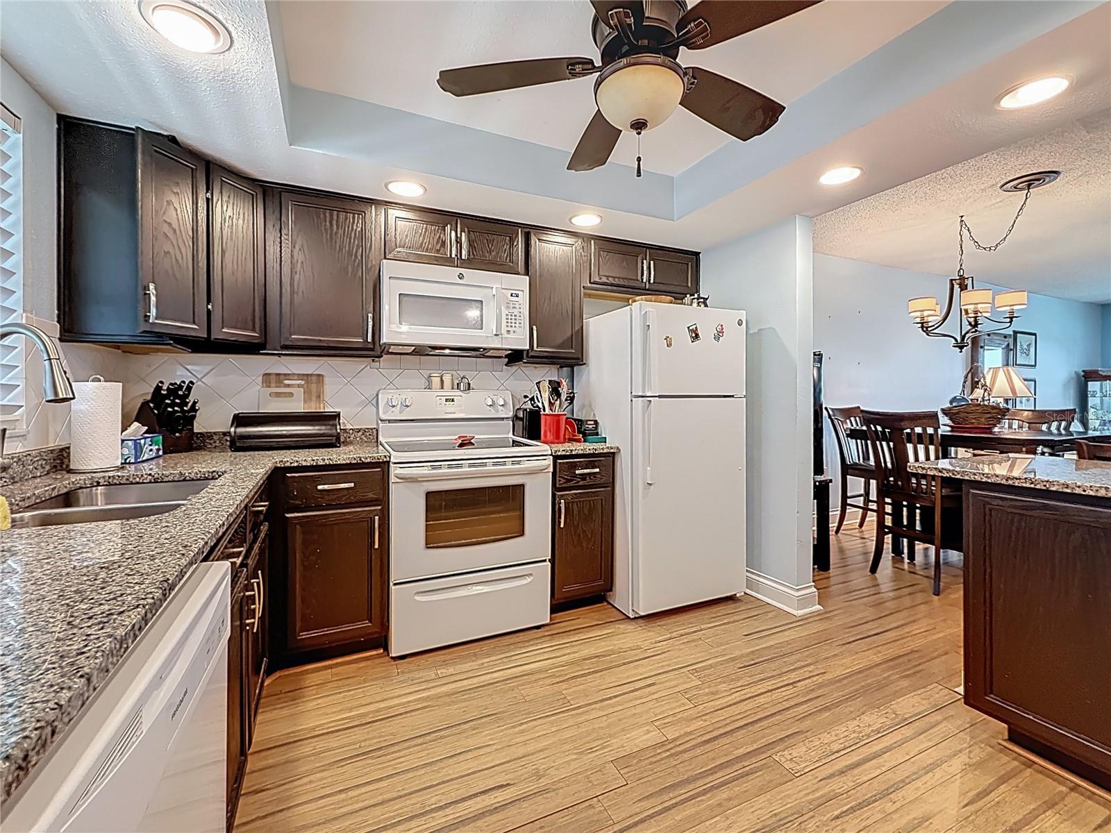 Image 14 of 61 For 4725 Cove Circle  908