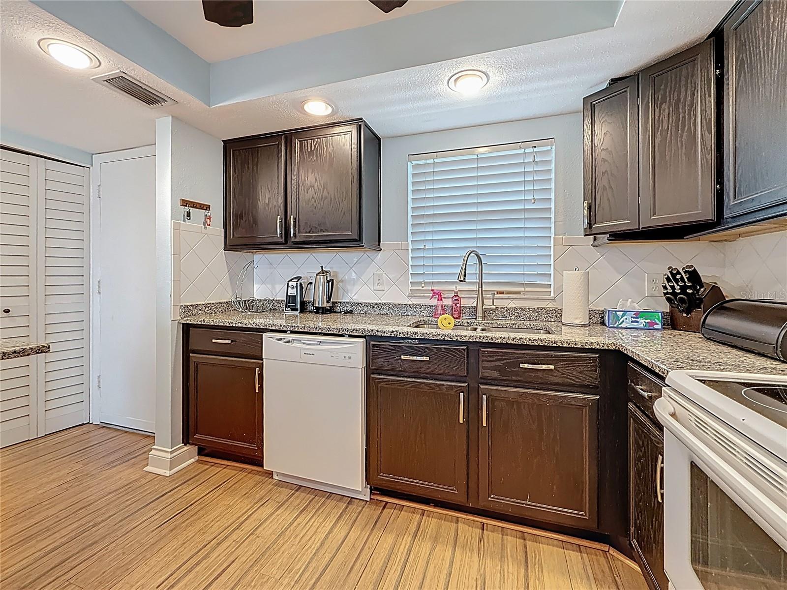 Image 15 of 61 For 4725 Cove Circle  908