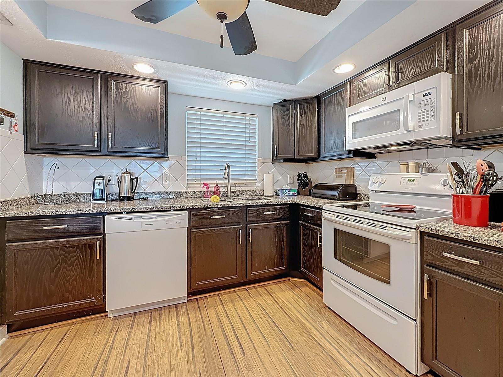 Image 16 of 61 For 4725 Cove Circle  908