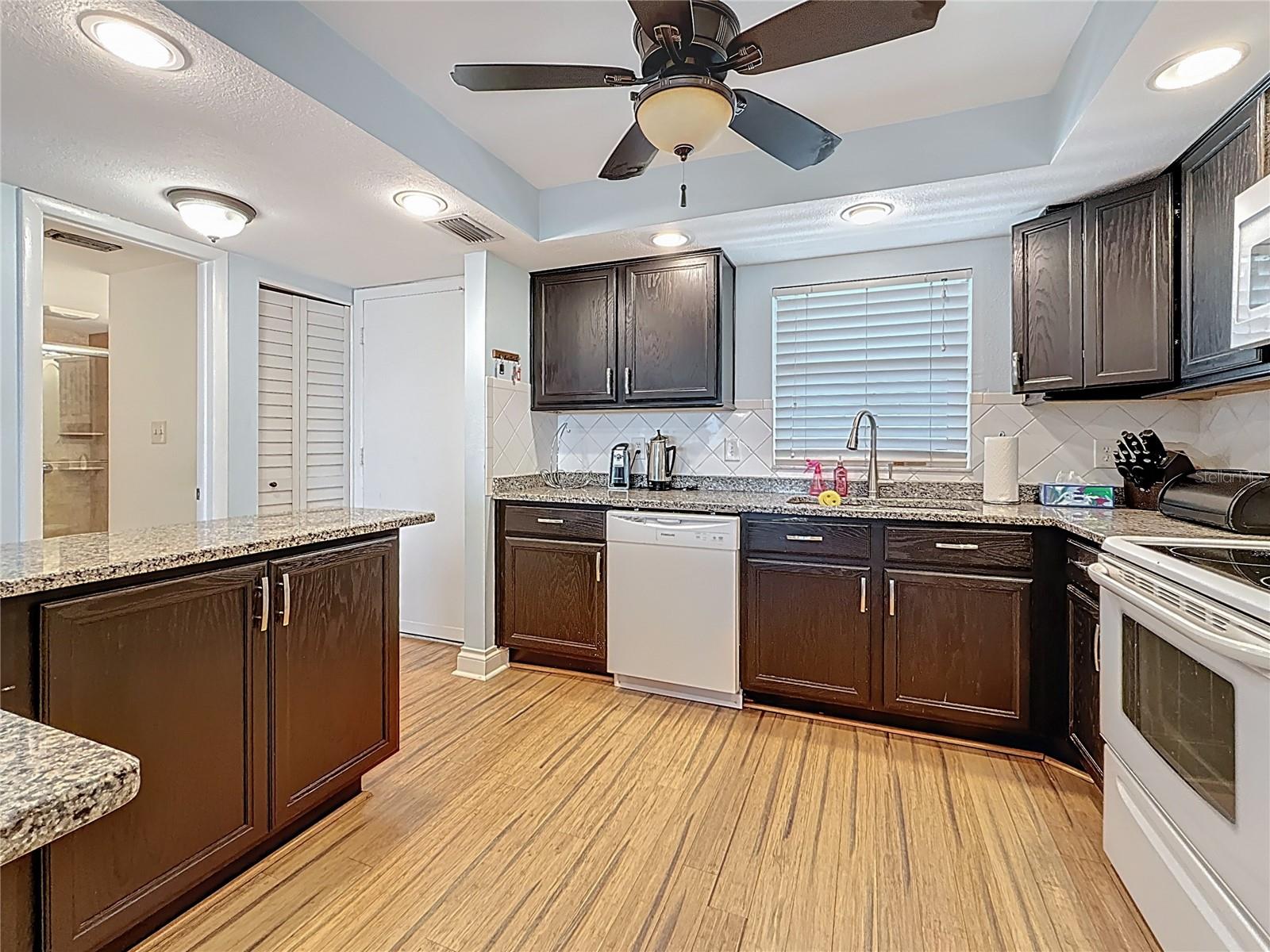 Image 17 of 61 For 4725 Cove Circle  908