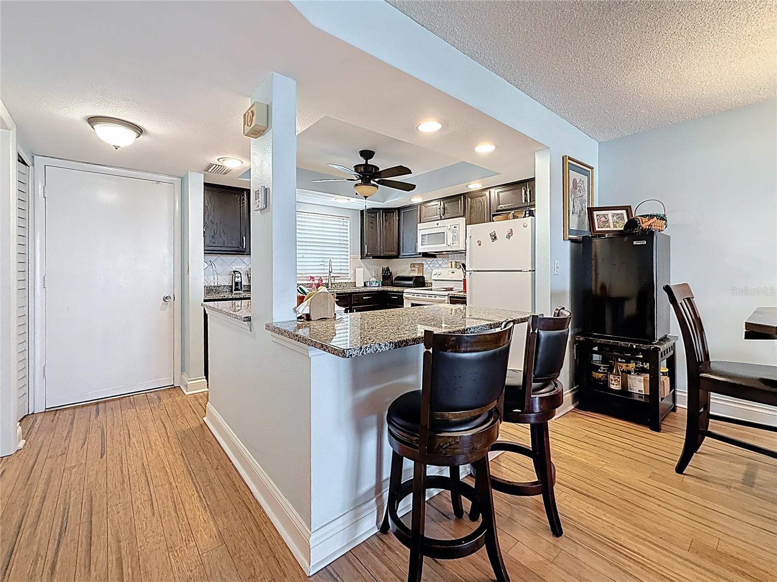 Image 18 of 61 For 4725 Cove Circle  908