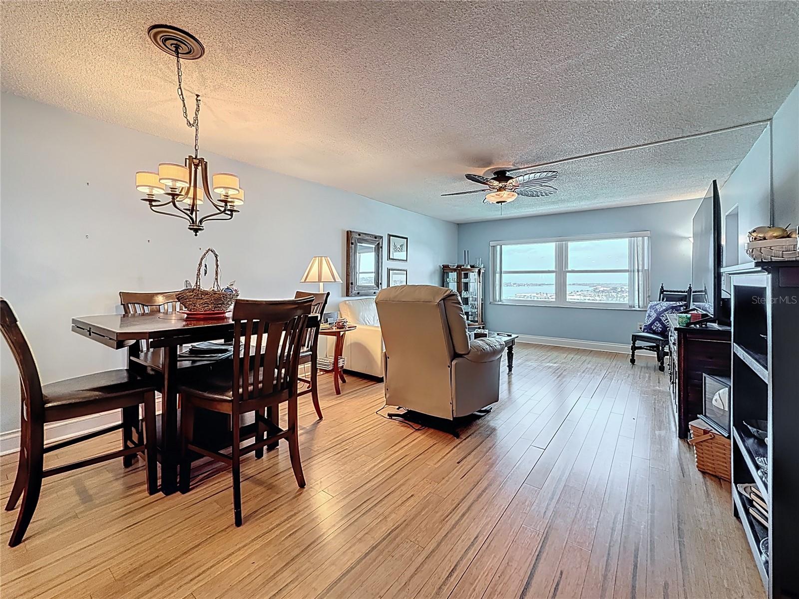 Image 19 of 61 For 4725 Cove Circle  908