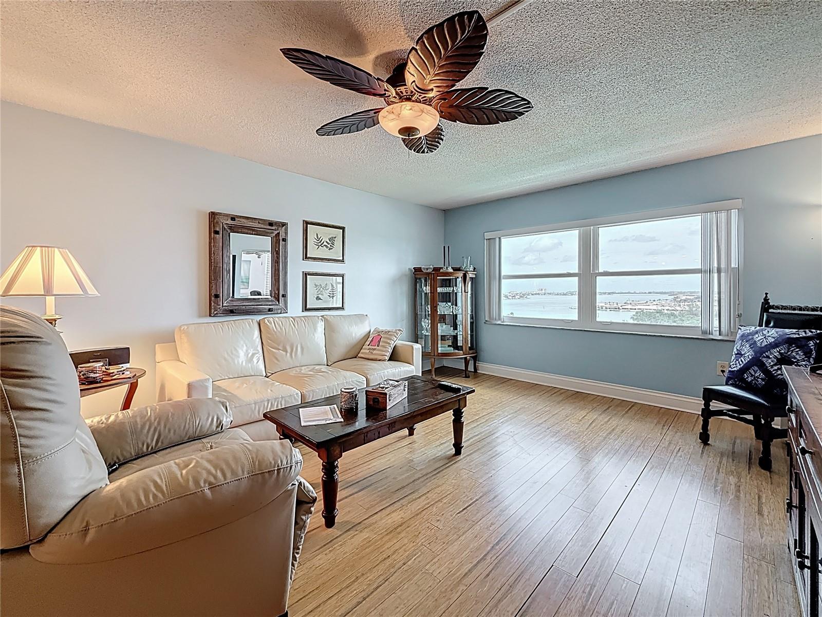 Image 20 of 61 For 4725 Cove Circle  908