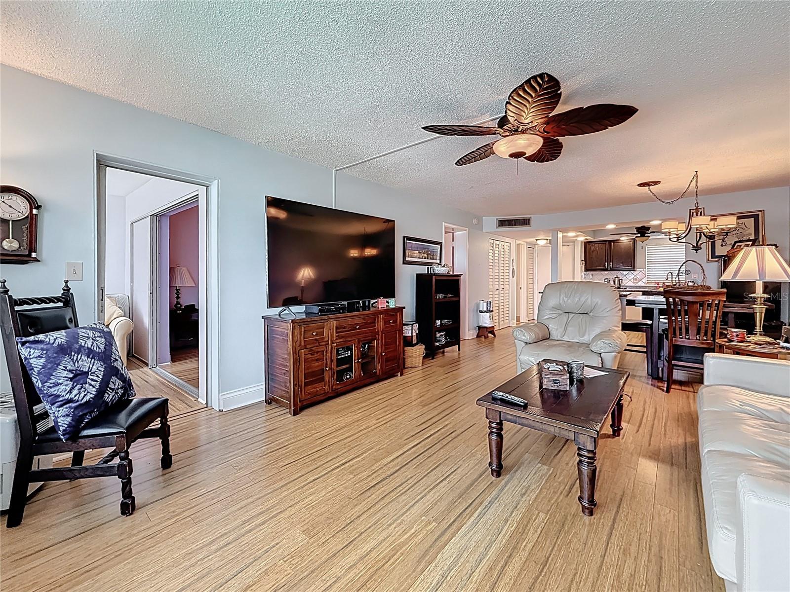 Image 22 of 61 For 4725 Cove Circle  908