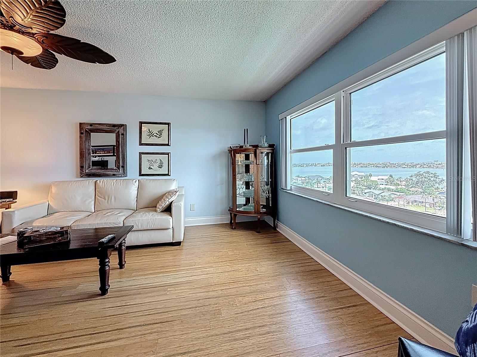 Image 23 of 61 For 4725 Cove Circle  908