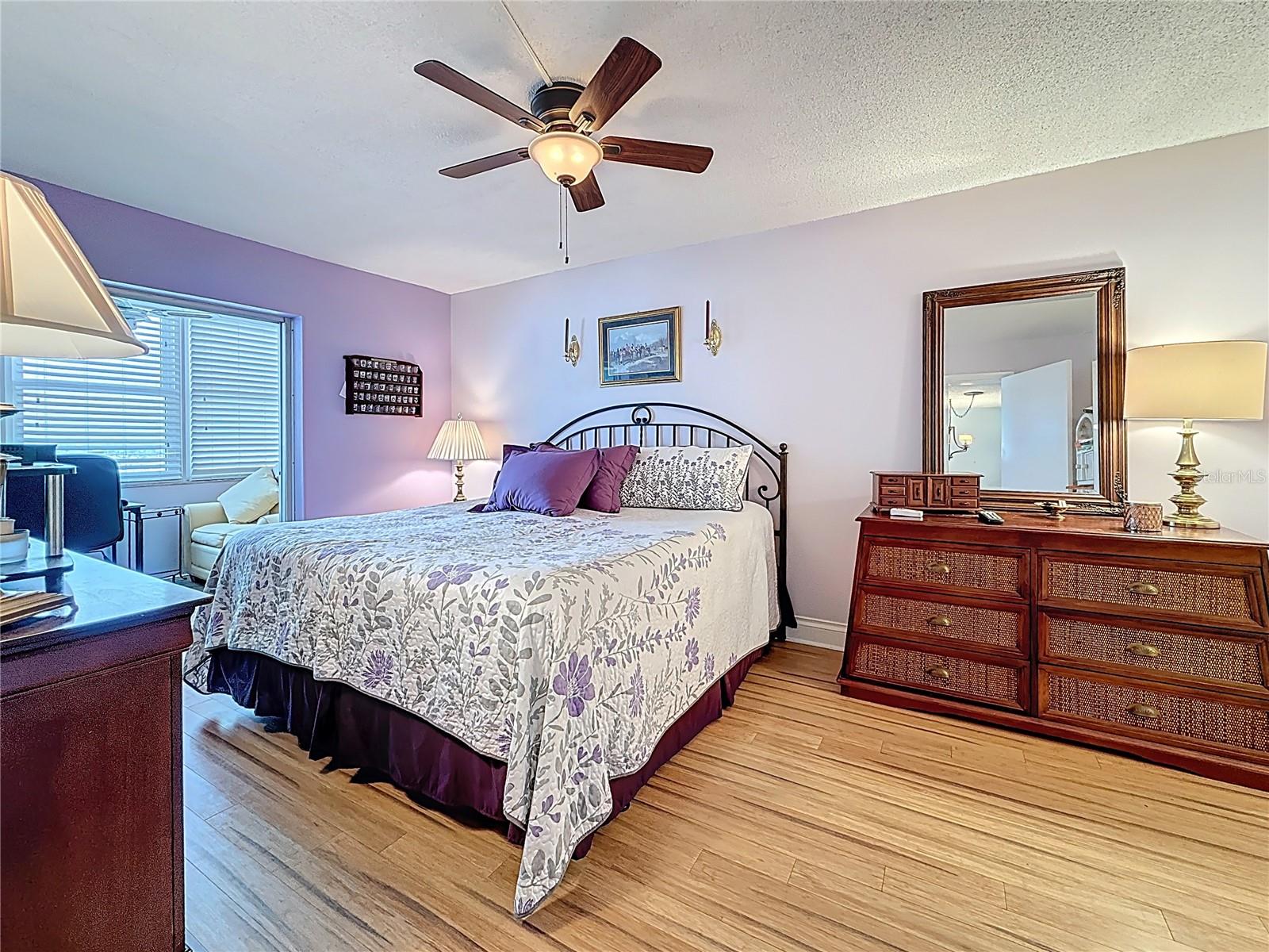 Image 24 of 61 For 4725 Cove Circle  908