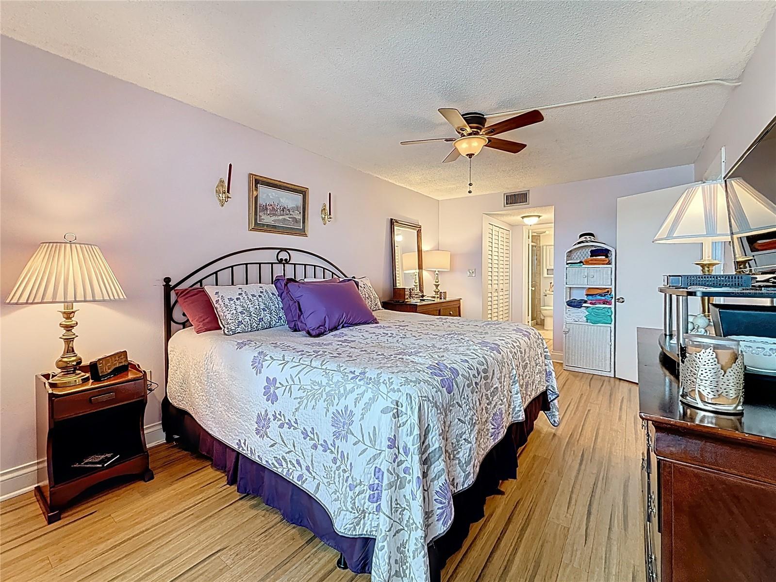Image 26 of 61 For 4725 Cove Circle  908