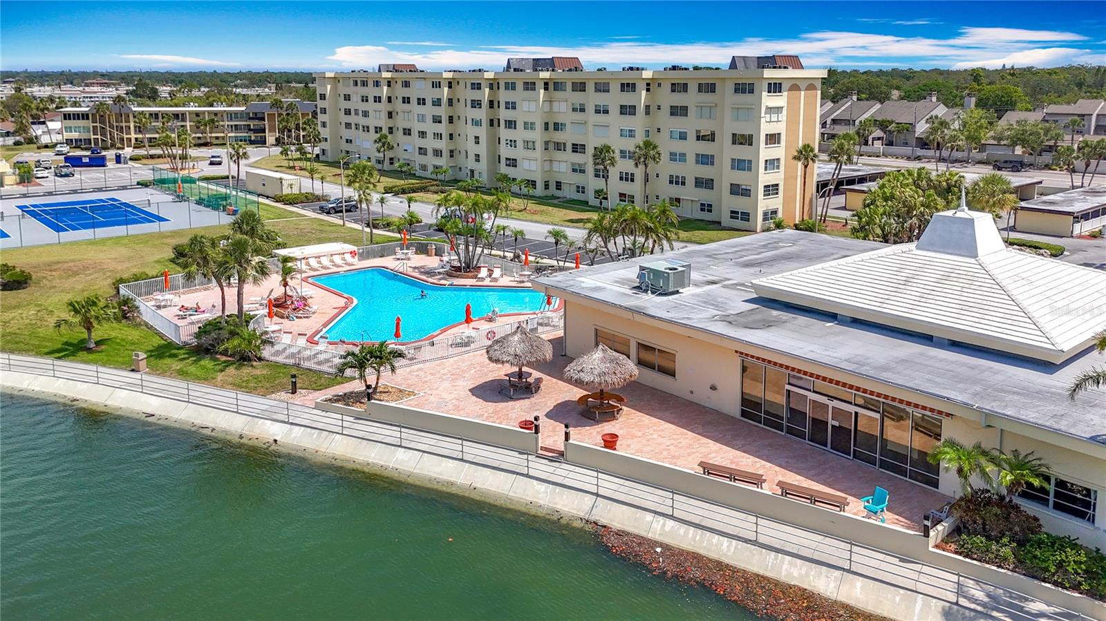 Image 41 of 61 For 4725 Cove Circle  908