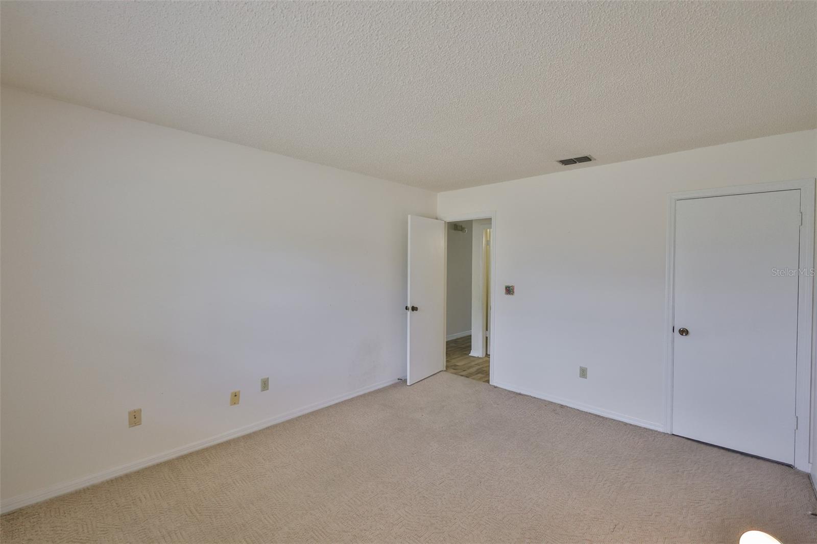 Image 19 of 54 For 1904 Canterbury Lane 18