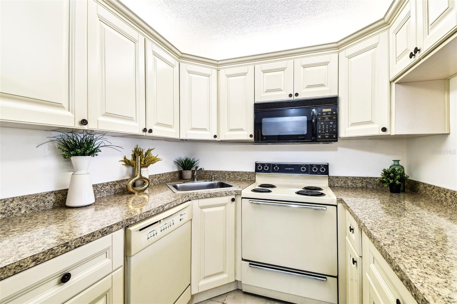 Listing photo id 10 for 1109 Pine Ridge Circle W C1