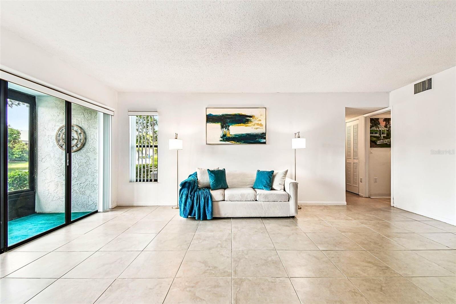 Listing photo id 3 for 1109 Pine Ridge Circle W C1