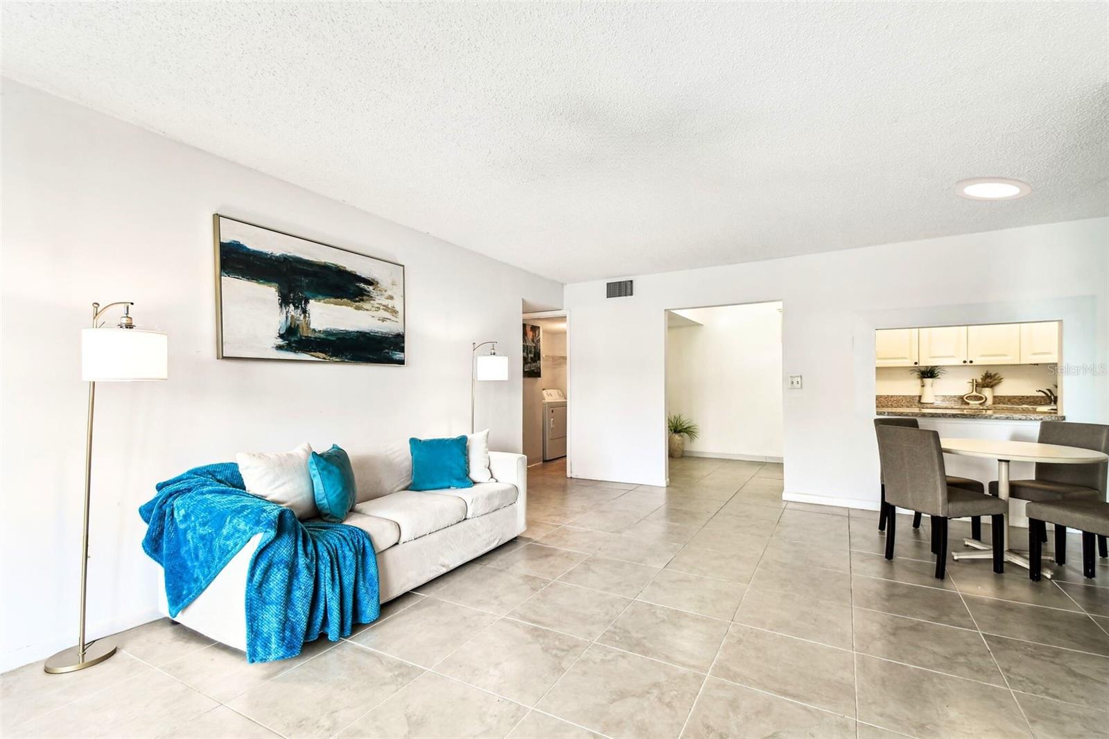 Listing photo id 4 for 1109 Pine Ridge Circle W C1