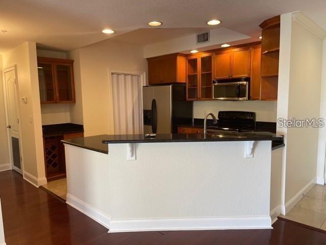 Image 2 of 13 For 750 4th Avenue S 404g