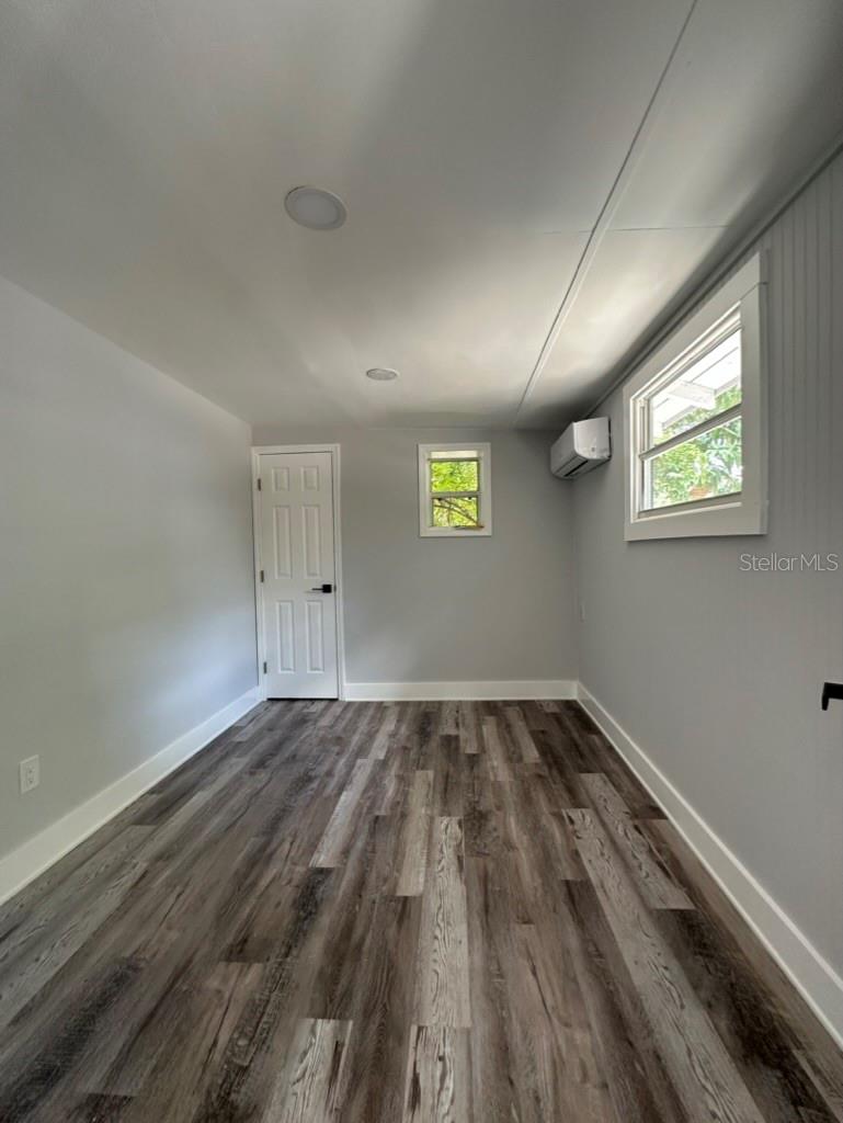 Listing photo id 8 for 1021 Cayuga Street