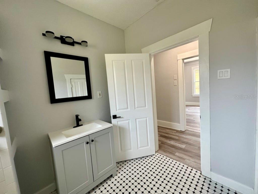 Listing photo id 9 for 1021 Cayuga Street