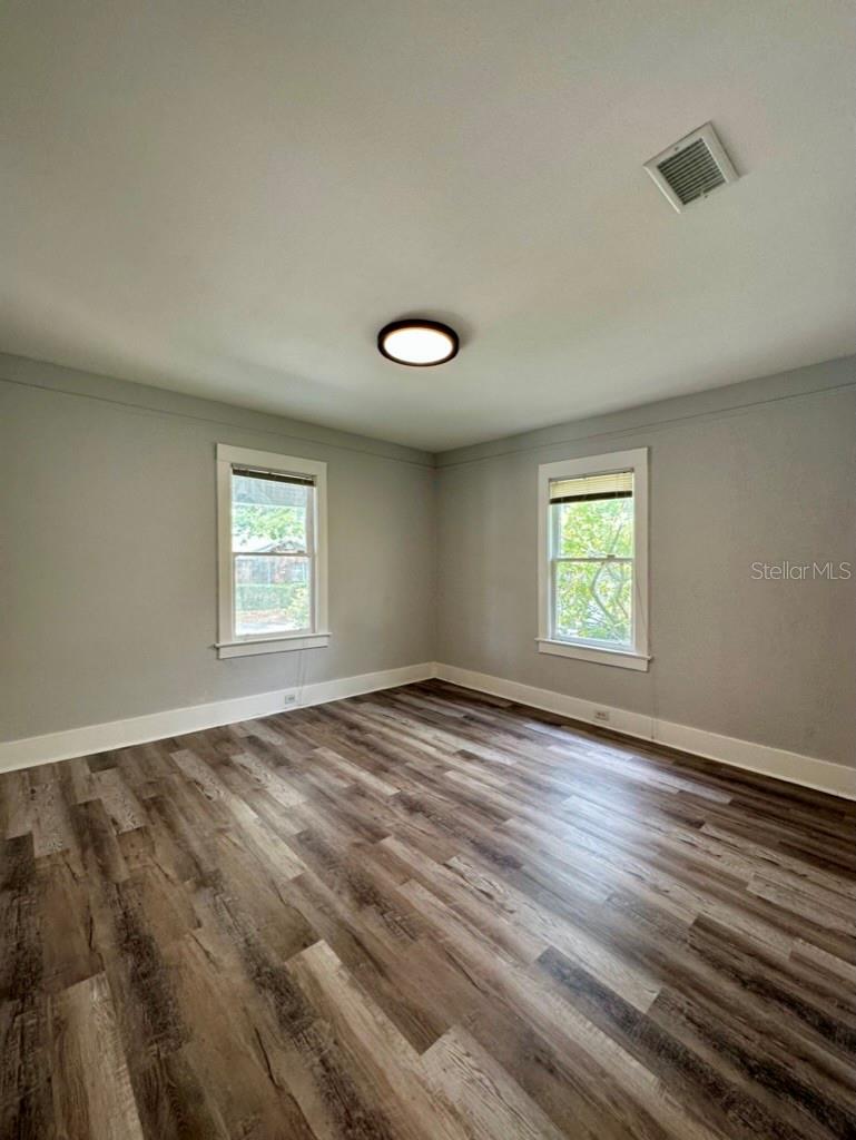 Listing photo id 11 for 1021 Cayuga Street