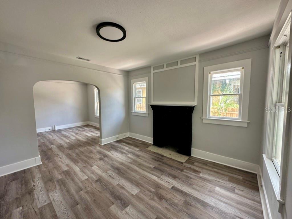 Listing photo id 12 for 1021 Cayuga Street