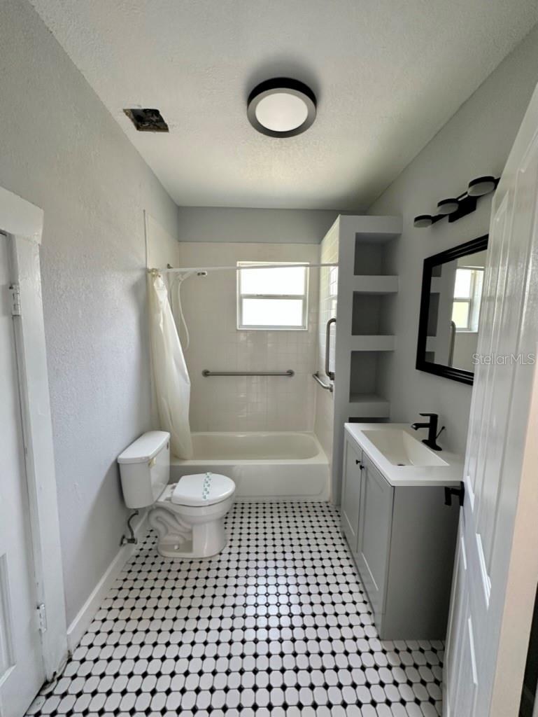 Listing photo id 14 for 1021 Cayuga Street