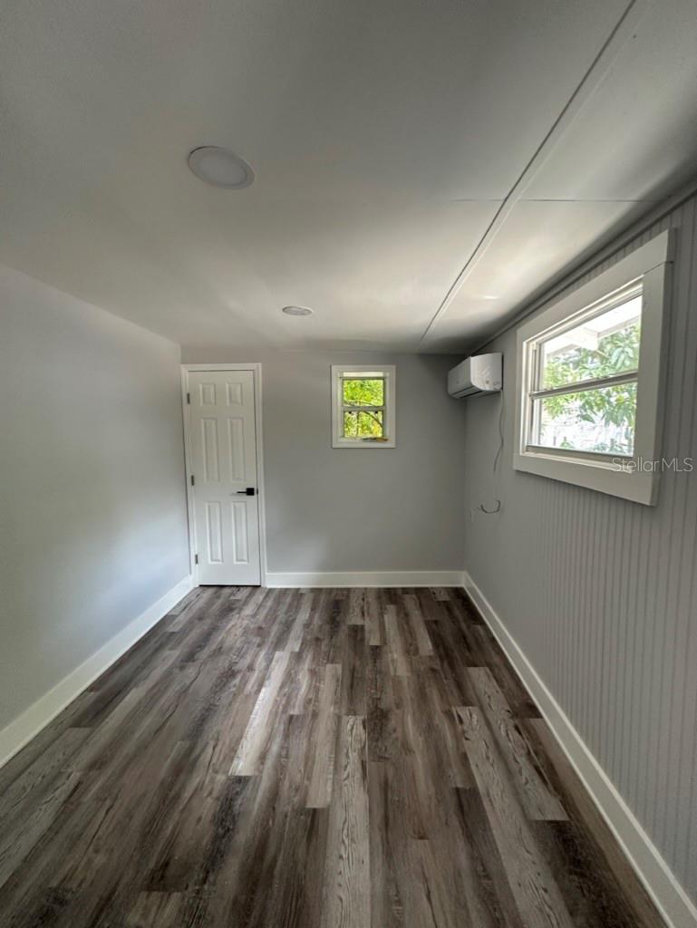Listing photo id 18 for 1021 Cayuga Street