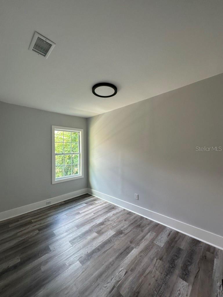 Listing photo id 19 for 1021 Cayuga Street