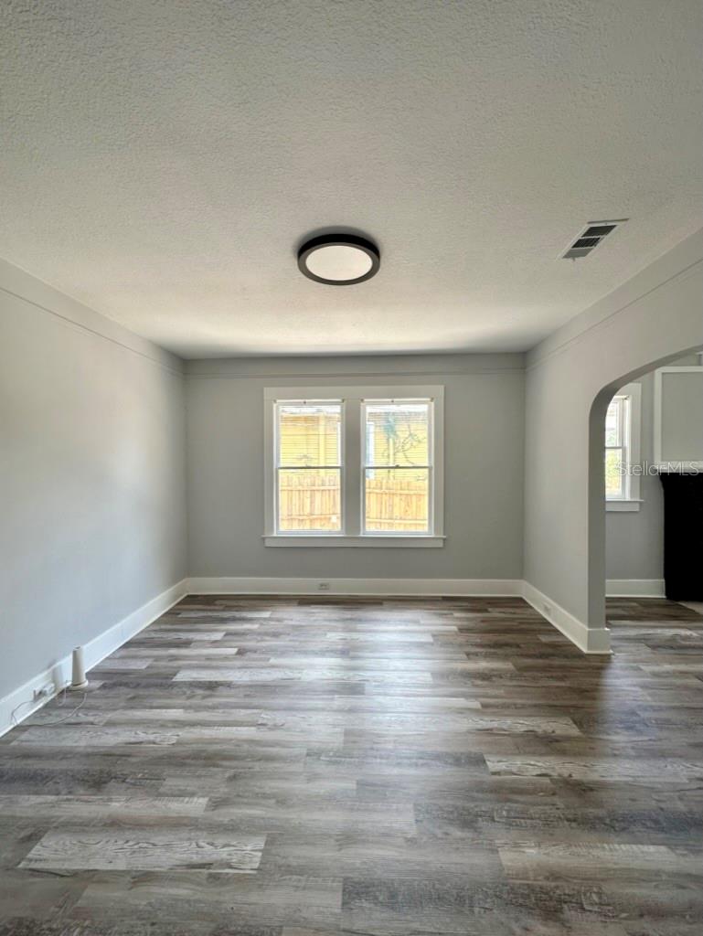 Listing photo id 20 for 1021 Cayuga Street