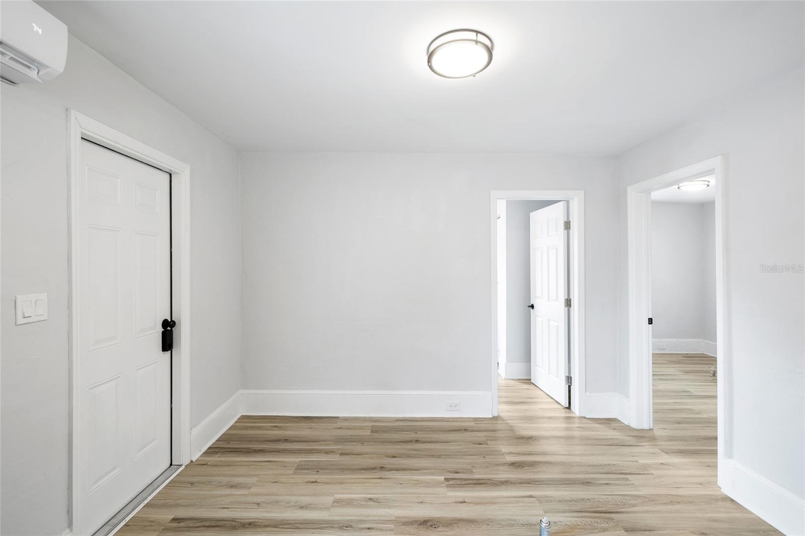 Listing photo id 46 for 1021 Cayuga Street