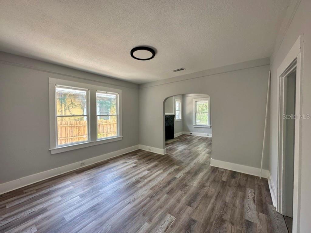 Listing photo id 3 for 1021 Cayuga Street