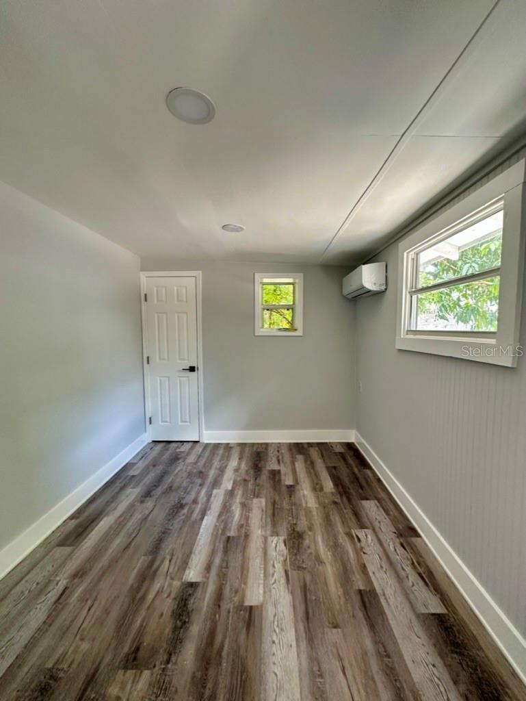 Listing photo id 7 for 1021 Cayuga Street