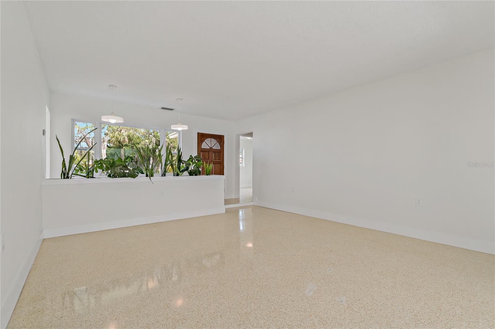 Image 11 of 33 For 433 Pineapple Street