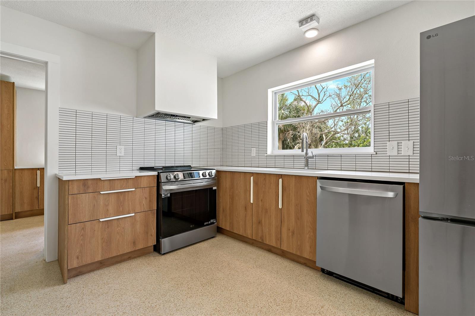 Image 2 of 33 For 433 Pineapple Street