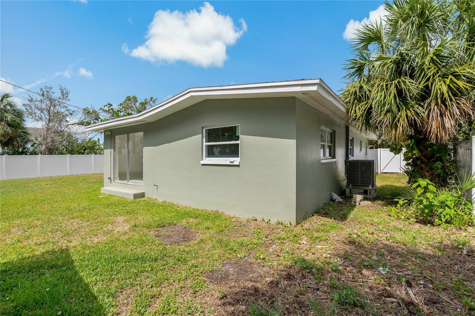 Image 8 of 33 For 433 Pineapple Street