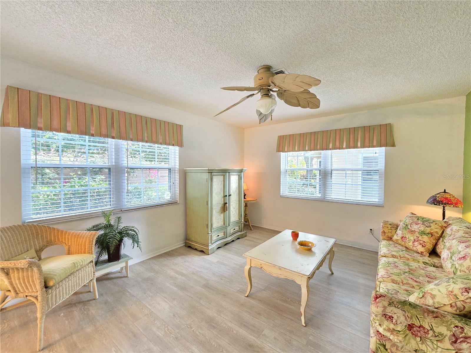 Listing photo id 12 for 3509 Oak Lake Drive