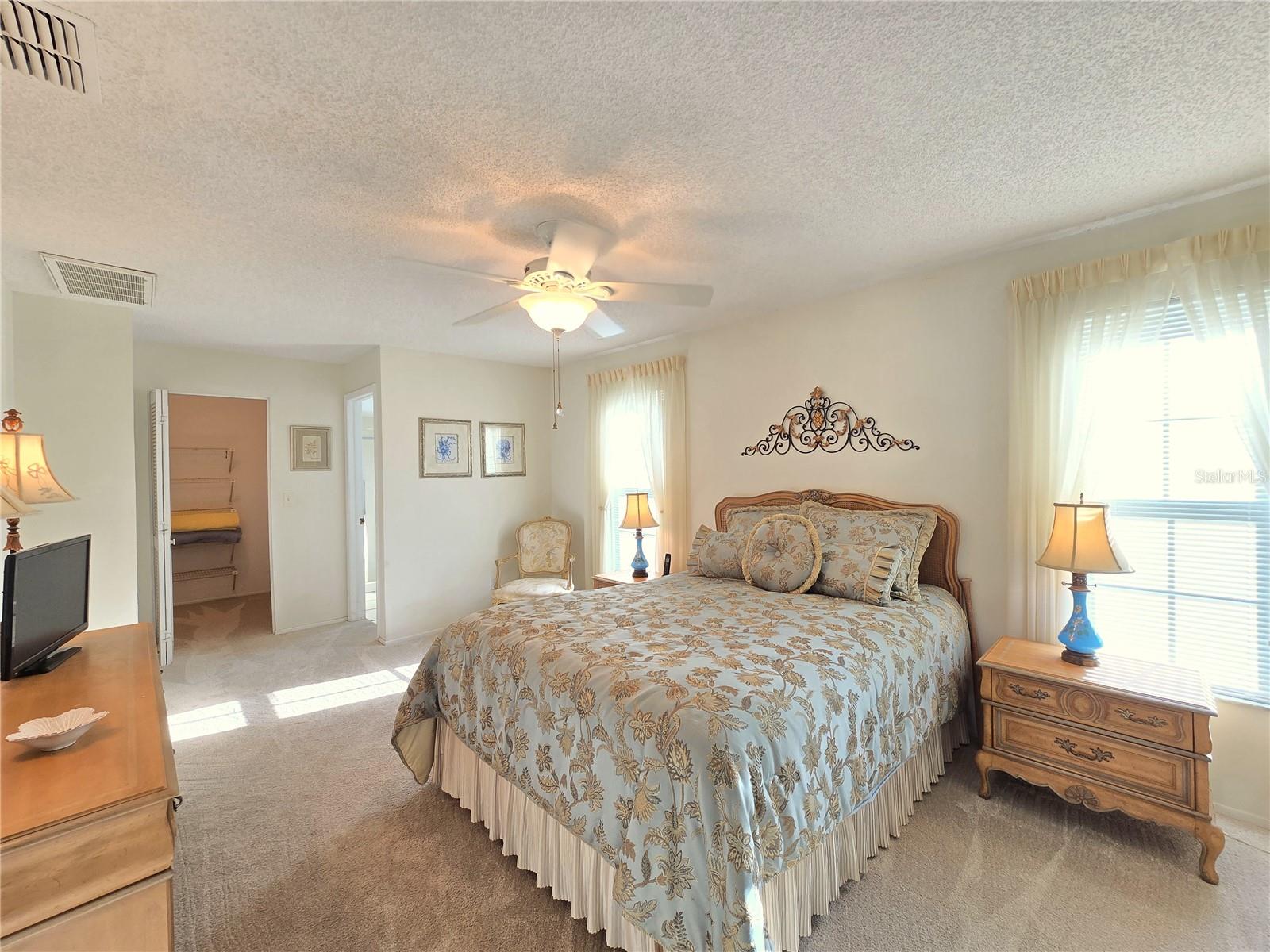 Listing photo id 14 for 3509 Oak Lake Drive