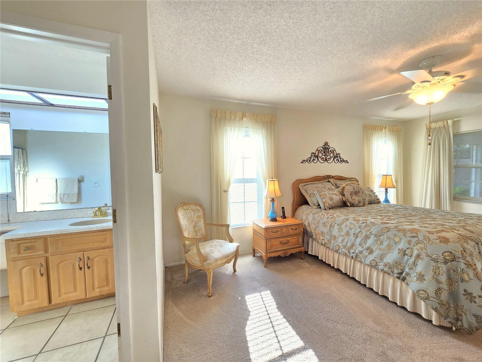 Listing photo id 15 for 3509 Oak Lake Drive