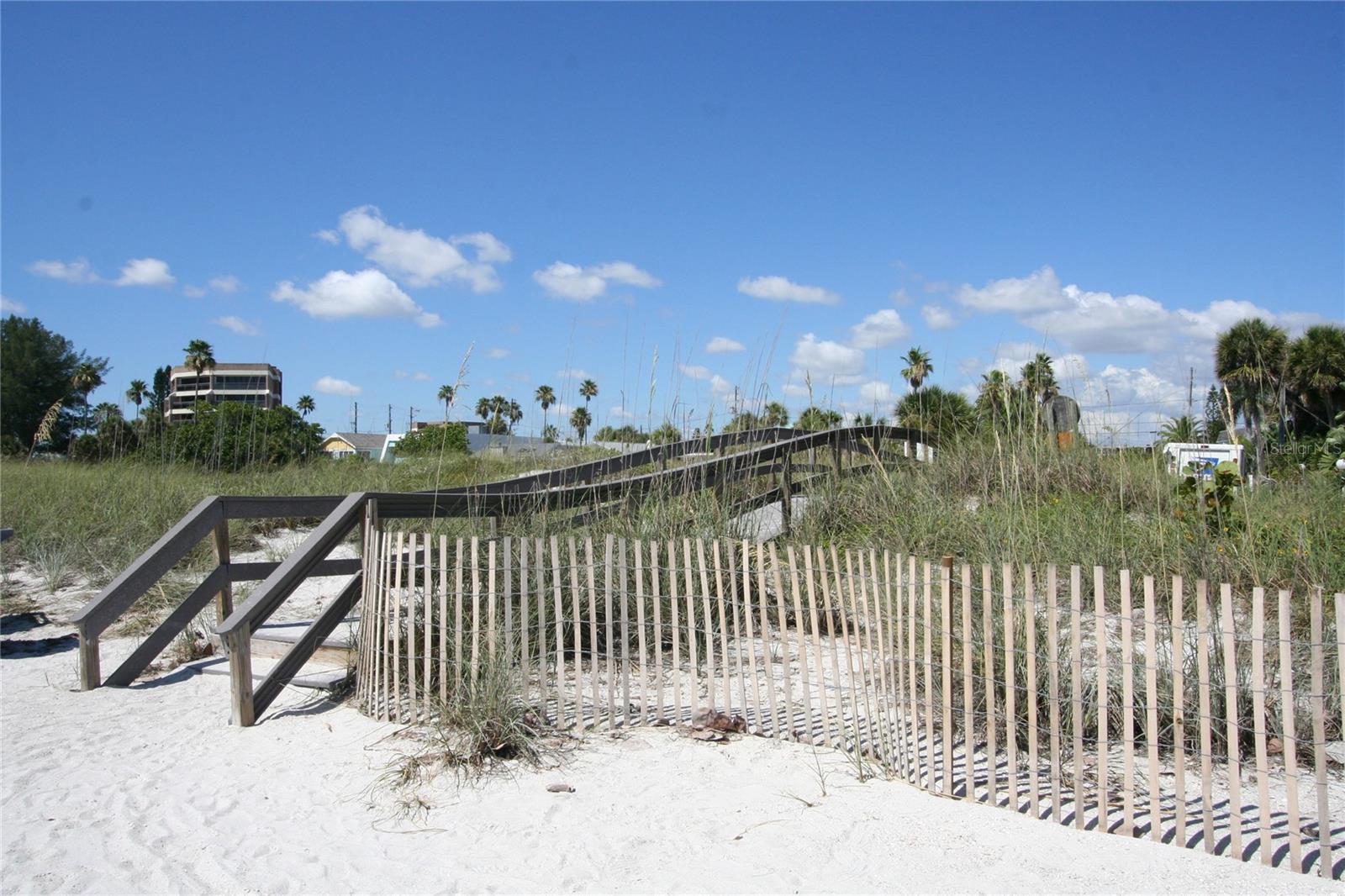 Listing photo id 40 for 3509 Oak Lake Drive