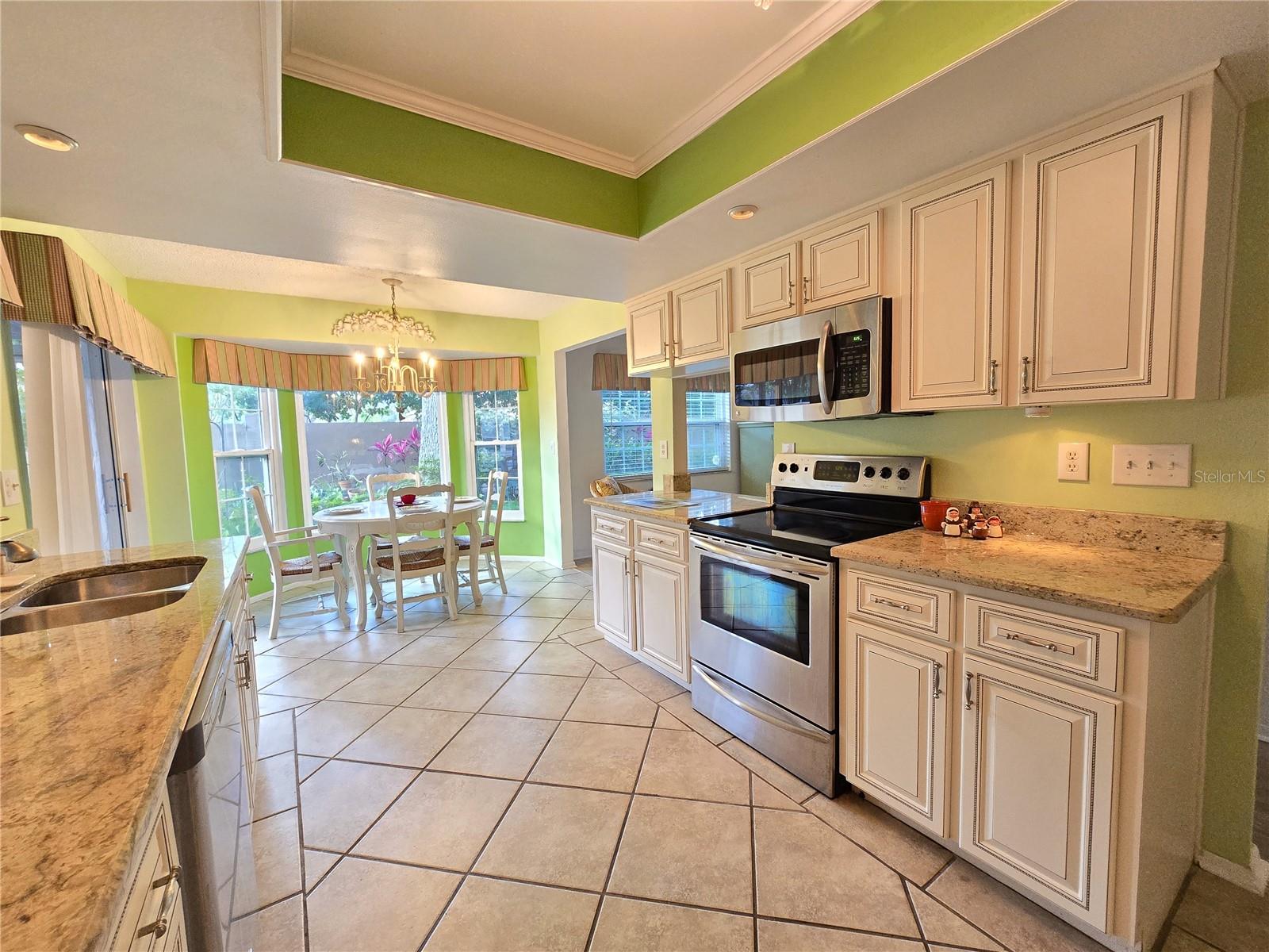 Listing photo id 6 for 3509 Oak Lake Drive