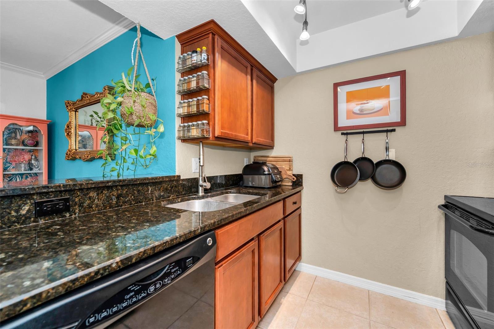 Image 17 of 54 For 704 Lyndhurst Street 624
