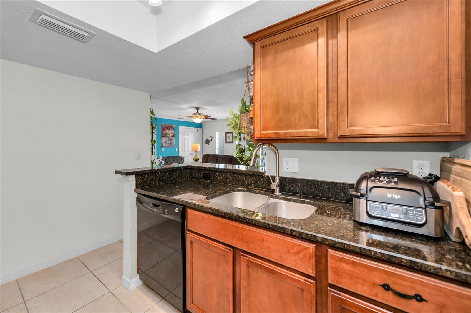 Image 19 of 54 For 704 Lyndhurst Street 624