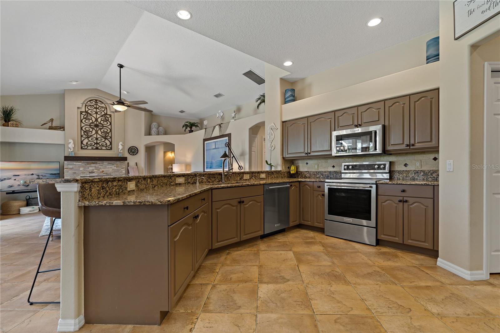 Listing photo id 25 for 4530 Roanoak Way