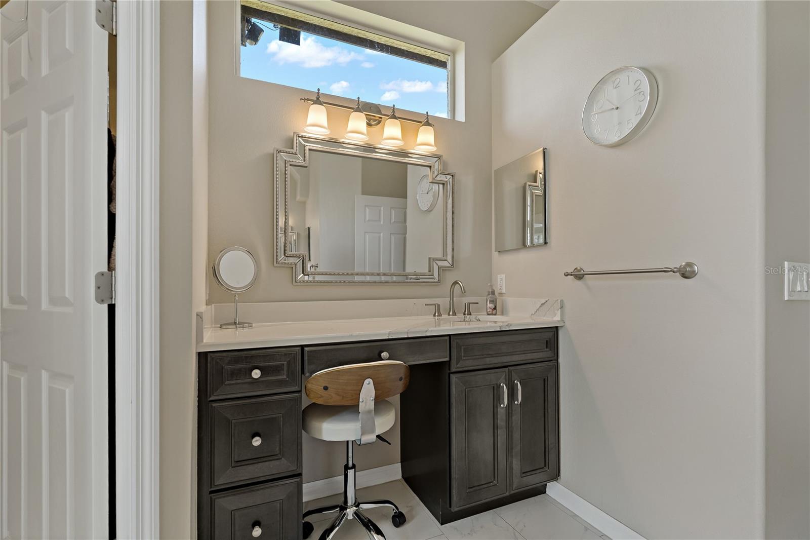 Listing photo id 35 for 4530 Roanoak Way